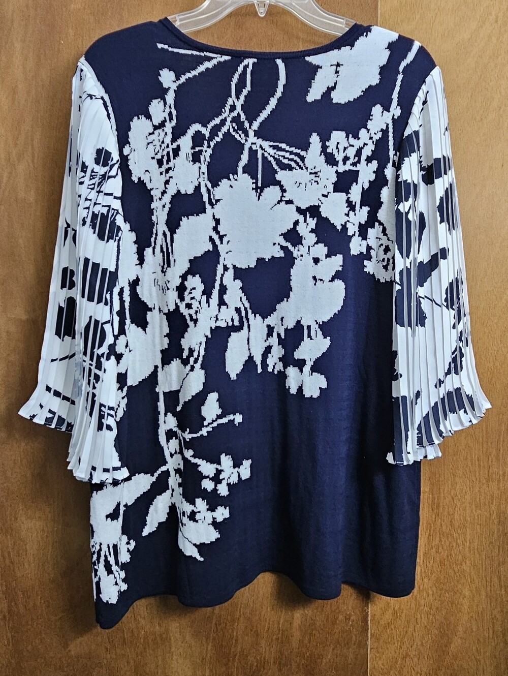 Chicos womens blue white pleated bell sleeve floral knit top blouse large NEW - Picture 6 of 8